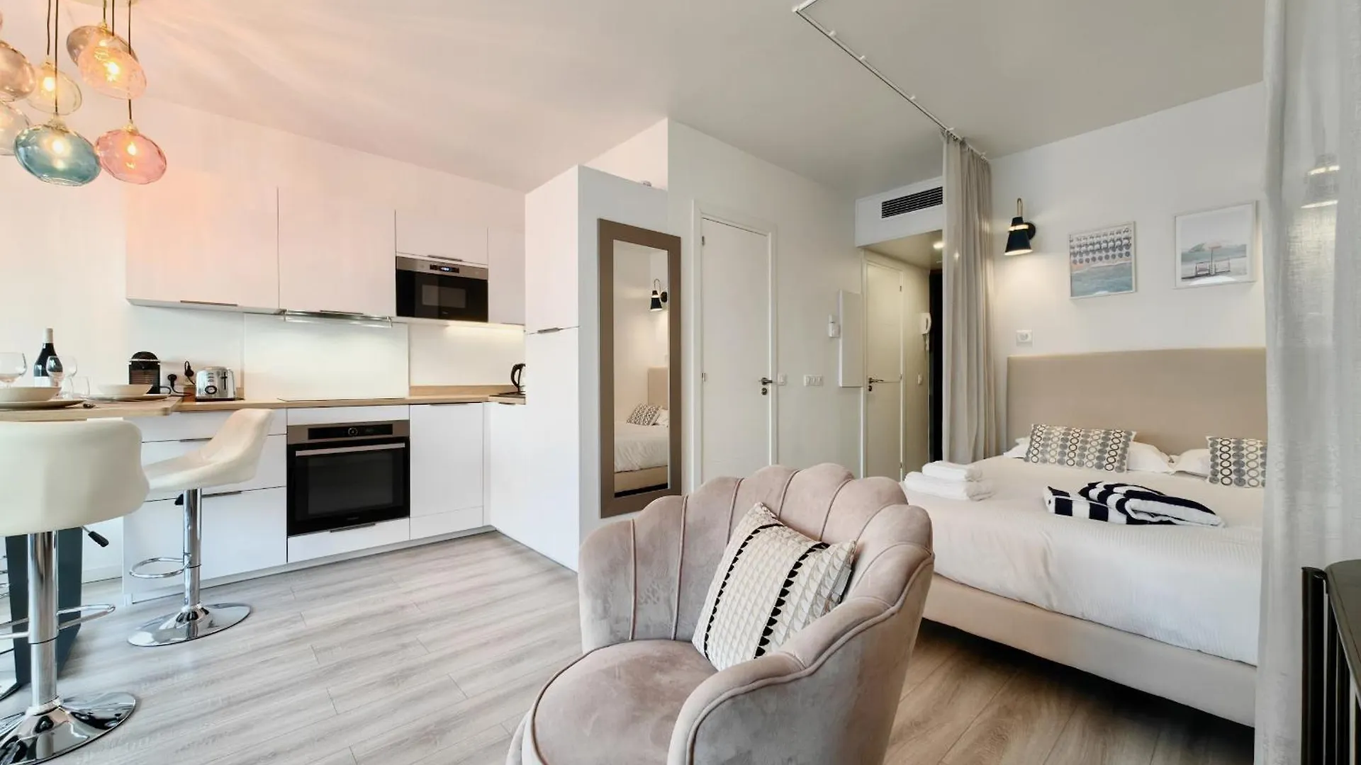 Royal Lux Seaview By Booking Guys Nice Apartment